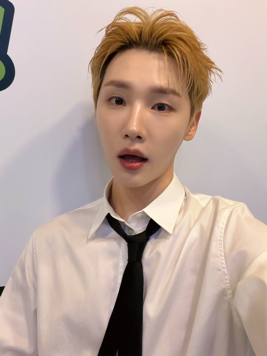 ilhunrie's tweet photo. 오늘도 감사합니다! 이 정장 같은 옷이 정말 잘 어울려요!! 당신의 하루가 행복한 하루였길 바랍니다. 먹고 잘 자세요. 무엇보다 당신을 사랑합니다♡♡
#웅이편 #전웅 https://t.co/AfACmSzDqM