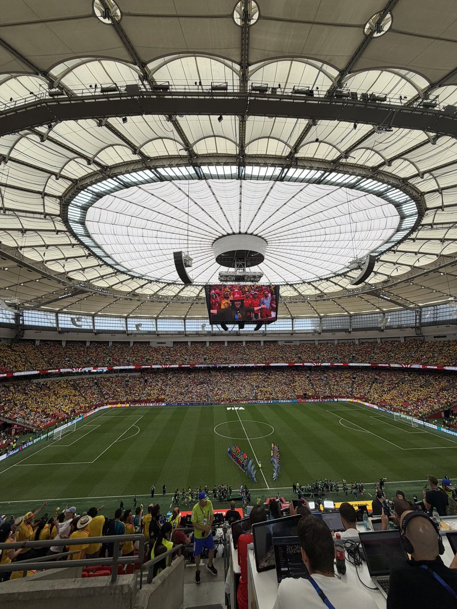 RobTheHockeyGuy's tweet photo. It’s a sea of yellow. 

Colombia has the biggest visiting fan base we have seen in Vancouver during the World Cup 🇨🇴 https://t.co/KG0SuBvrXi