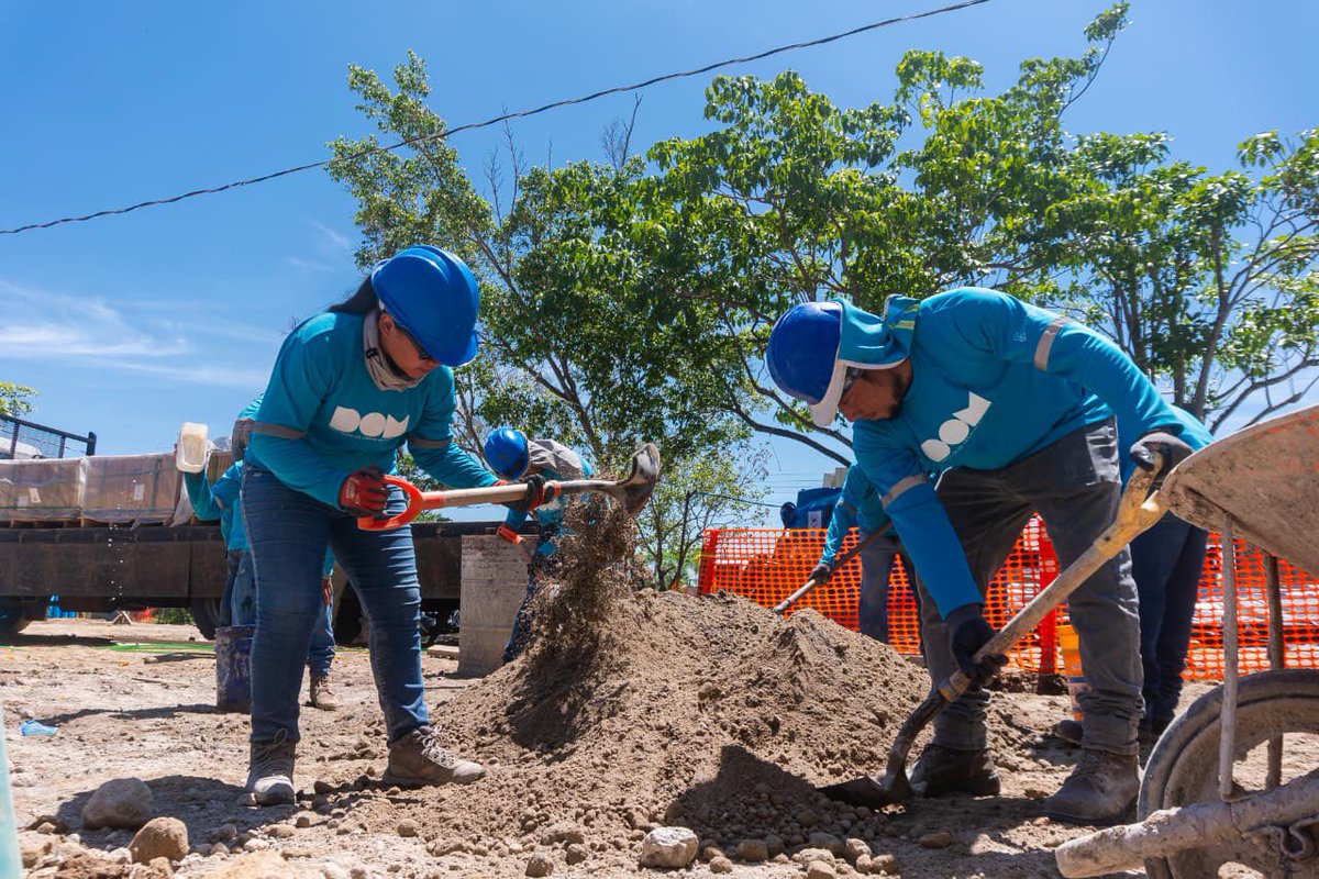 ConstructoraSV's tweet photo. 🏗️📚 ¡El cambio ya se está construyendo! En el Centro Escolar del cantón Los Toles avanzan en preparación de subsuelos para el nuevo piso exterior. 💪✨

¡Cada obra es un paso más hacia un mejor espacio para aprender! 🇸🇻
#CES https://t.co/5szMMXq1Dv
