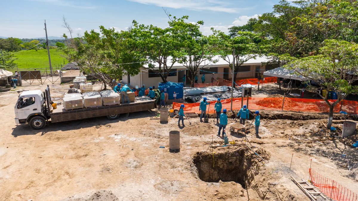 ConstructoraSV's tweet photo. 🏗️📚 ¡El cambio ya se está construyendo! En el Centro Escolar del cantón Los Toles avanzan en preparación de subsuelos para el nuevo piso exterior. 💪✨

¡Cada obra es un paso más hacia un mejor espacio para aprender! 🇸🇻
#CES https://t.co/5szMMXq1Dv