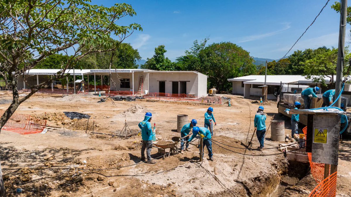ConstructoraSV's tweet photo. 🏗️📚 ¡El cambio ya se está construyendo! En el Centro Escolar del cantón Los Toles avanzan en preparación de subsuelos para el nuevo piso exterior. 💪✨

¡Cada obra es un paso más hacia un mejor espacio para aprender! 🇸🇻
#CES https://t.co/5szMMXq1Dv