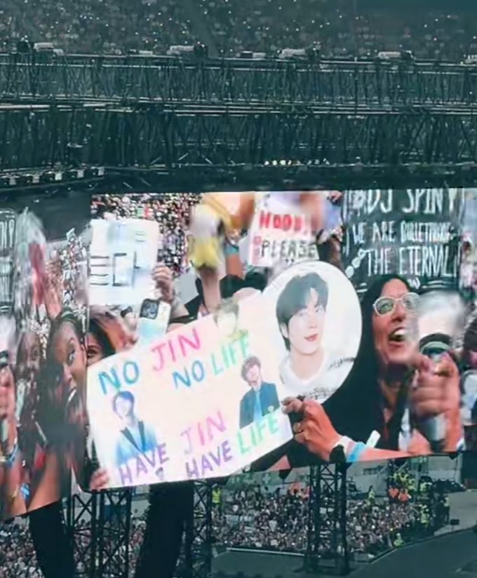 itssammy35's tweet photo. THE NO JIN NO LIFE SIGN 

JIN SHINES IN LONDON
#BTS_WORLDTOUR_ARIRANG
#BTS_WORLDTOUR_ARIRANG_LONDON_D2 https://t.co/oKLoMUMuci