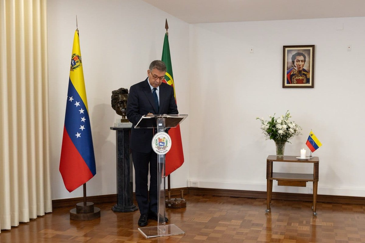 Cancilleria_ve's tweet photo. 📰#Noticia | Presidente de Portugal António Seguro firma Libro de Condolencias en Embajada de Venezuela en Lisboa

La visita del jefe de Estado portugués constituye una significativa muestra de solidaridad y cercanía con el pueblo venezolano.

https://t.co/mPhR3mSmhv https://t.co/Kbd8p6c6NG