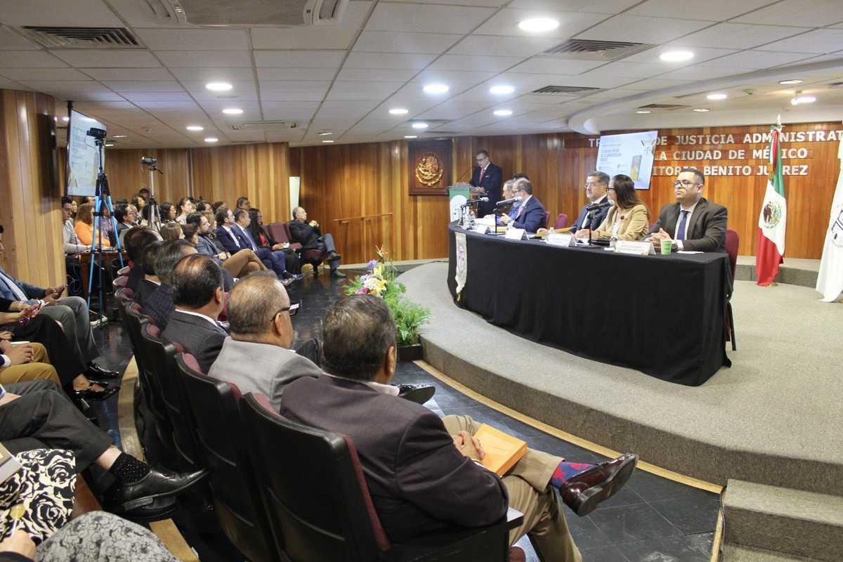 TJA_CDMX's tweet photo. 📚 El día de hoy se llevó a cabo la presentación del libro El Control Interno de la Administración Pública. Teoría y Práctica, un espacio de reflexión sobre el fortalecimiento del control interno y la gestión pública.

#JusticiaAdministrativa #PresentaciónDeLibro https://t.co/jbaqBWEGo9