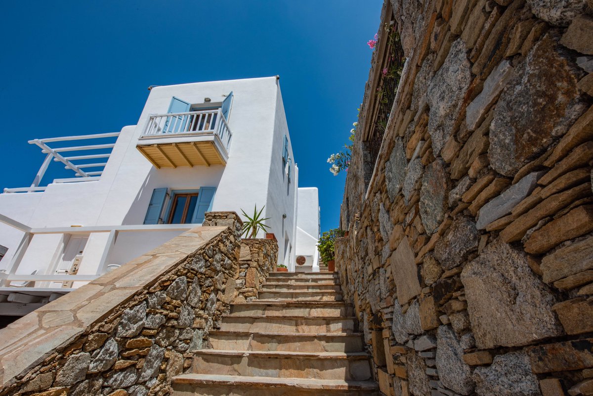 fHnWoSriI8NRuBw's tweet photo. Spent an afternoon wandering the sun-dappled cobblestone lanes of Santorini’s Oia—every whitewashed turn feels like stepping into a postcard, and the local baklava’s buttery sweetness has me already planning my return. https://t.co/7MD3L7T2LU