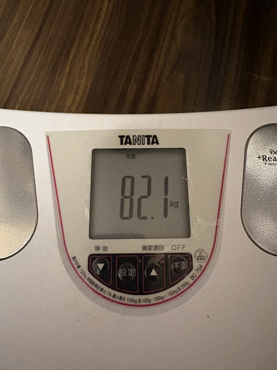 TOMISAKA24's tweet photo. 挑戦42日目。
水曜朝ラン 8.32km(1:00:00)。体重 82.1kg。
今朝は力みを抜いて走り始めたら体が軽い!!ジャスト1時間で過去最長の8.32km🏃➡️平均ペースも7'13"/kmと上がり、6分台も出せるようになってきたー
体重は…停滞期ですかね😅
#マラソン #ダイエット #朝活 #朝ラン #day42 https://t.co/iFbsw035KJ