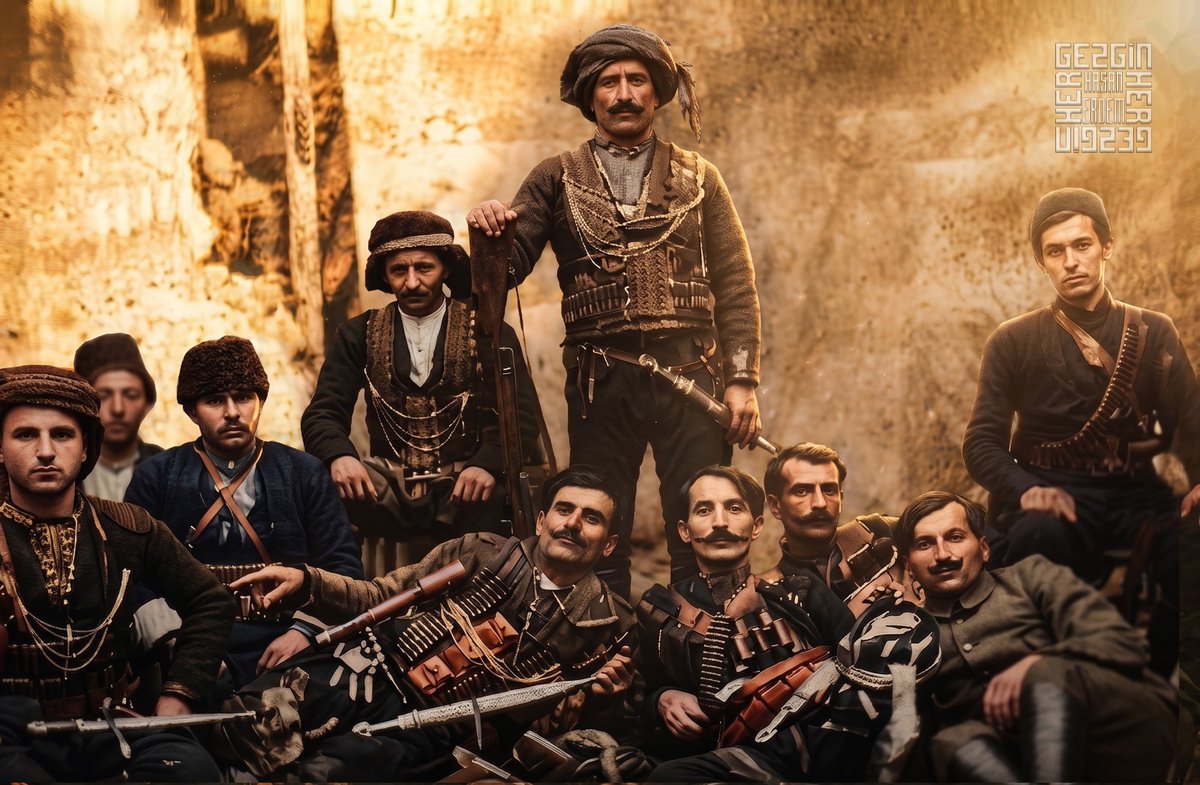hergezgin's tweet photo. Fatlı'lı (Niksar Köklüce) Ali Çavuş Çetesi 1920 li yıllar TOKAT 

Tokat Niksar Fatlı (Köklüce) köyünden Ali Çavuş ve çetesi Milli Mücadele döneminde Tokat ve çevre illerde halkın canına kasteden Rum Çetelerine karşı mücadele etmiş bir halk kahramanıdır
Foto renklendirme @mabmhmt https://t.co/41md3o7bRU