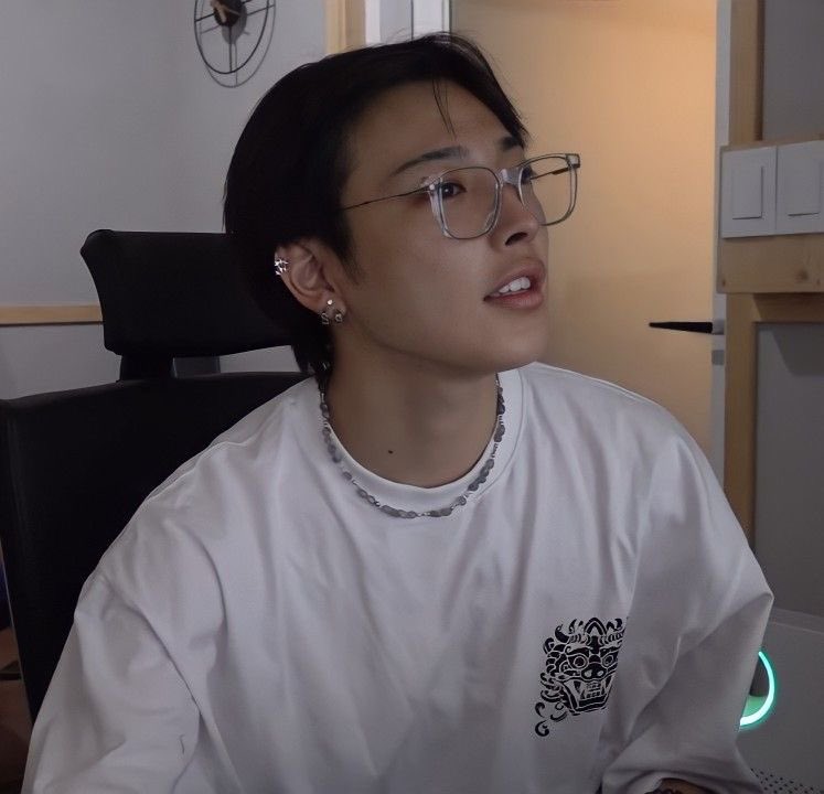 vampz4matz's tweet photo. sh who comes into the studio with only one thing on his mind. to tempt the hot producer out of his sweats. the famous producer hj, was too hot for his own good. even if he was weirdly rude and off standish, sh found him really fucking hot. https://t.co/GZhxeQe1BJ