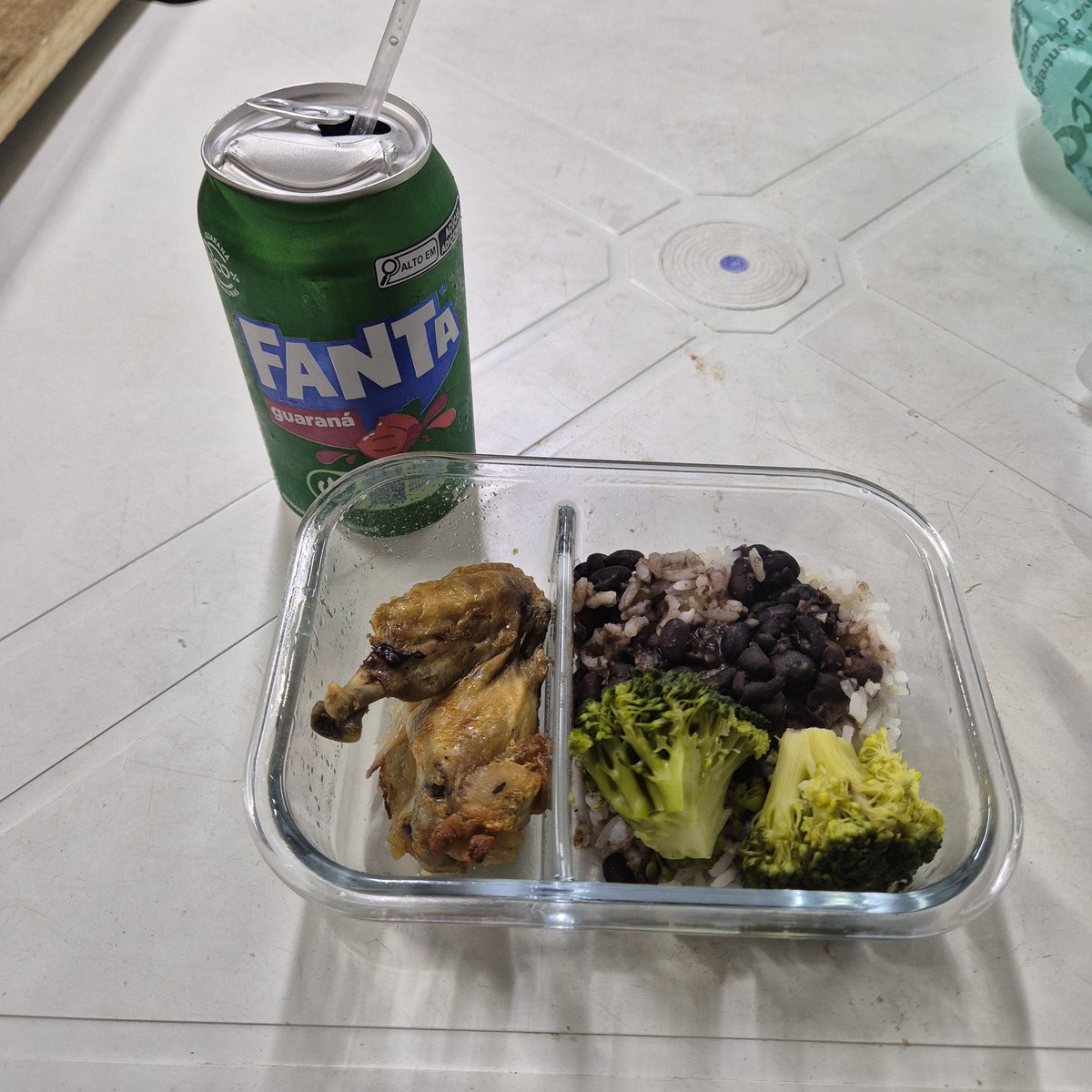 njodiets's tweet photo. Almoço 07/07: arroz, feijão, frango, brócolis, fanta e chocolate

640kcal
NUNCA MAIS BEBO REFRI NORMAL https://t.co/qQxBpsOnhU
