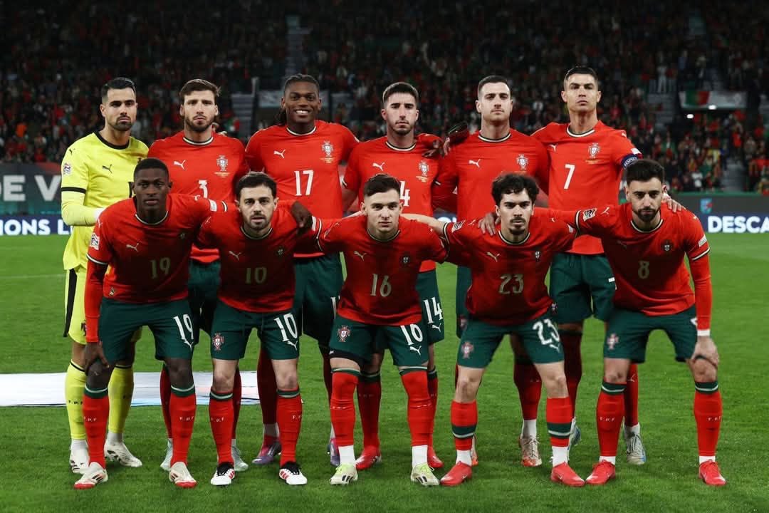 i78xb's tweet photo. بداية البطولة كان عندي امل ولو بسيط انهم يوصلون لأبعد دور لكن بعد ما شفت اول وثاني مباراة للان اتساءل كيف وصلنا الى هذا الدور الشي اللي مافهمته هو كمية الخذلان اللي شفتها من بعض اللاعبين رغم انهم نجوم ولهم اسمائهم مع انديتهم

اليد الواحدة لايمكنها ان تصفق يا كريستيانو 

خذلان لايمحى