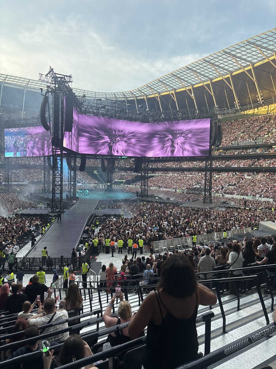 OneMoreJimin's tweet photo. Tottenham you have so much respect for me. Thank you for the block that’s free for those that struggle to stand for long periods 💜💜 https://t.co/s369XxLYOE