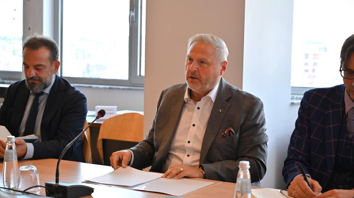 RihoTerras's tweet photo. Concluded the day in #Pristina with a meeting with @srpskalista, the main political representative of #Kosovo's Serb community.
Dialogue, compromise and functioning institutions are essential for the 🇽🇰🤝🇪🇺 future. 
@EUintheWorld
@EPPGroup https://t.co/IXAx7X11Rh