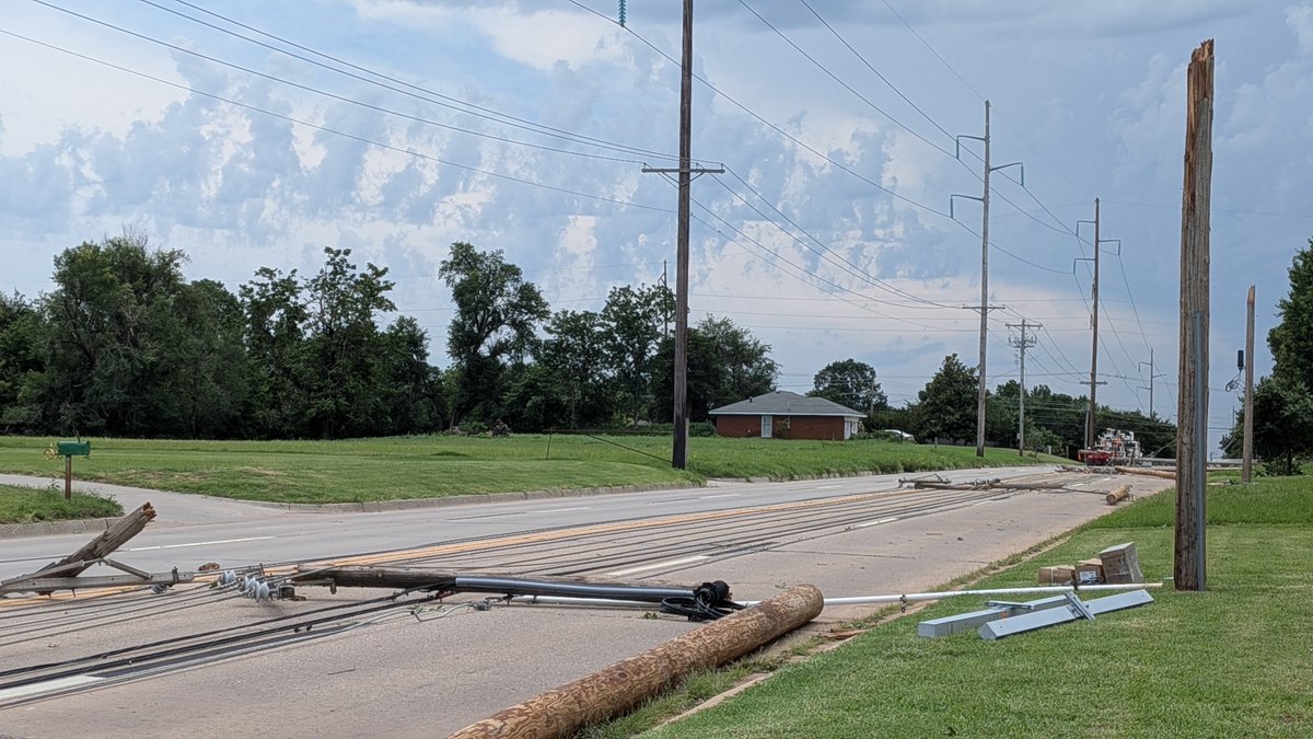 SoonerFranklin's tweet photo. @NWSNorman Crews continuing to repair downed power and internet cabling on SW 36th AVE in Norman, OK just south of Western View Dr. Here a number of power poles are snapped off at about 10' from the ground. https://t.co/6LNpdtklda