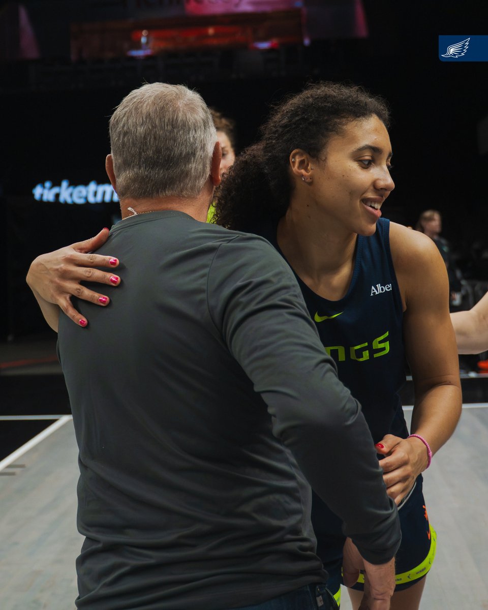 DallasWings's tweet photo. Very very special shootaround ⛹️‍♀️🫂 https://t.co/4MX1UiWUMs