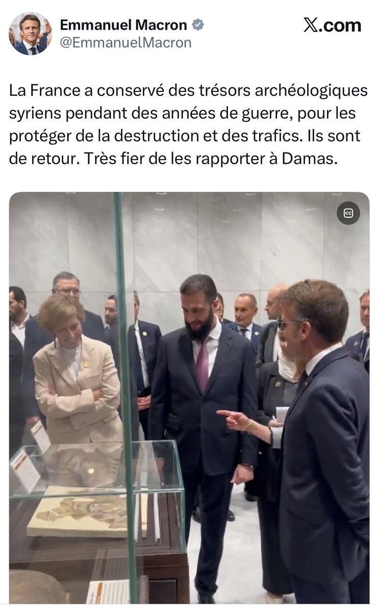Carene1984's tweet photo. Le directeur du musée de Palmyre, Khaled al-Asaad, 83 ans, a été torturé et décapité par Daech pour avoir caché les trésors archéologiques.
Aujourd’hui Macron les rend fièrement à Damas, au president al-Jolani.

Sauvés des barbares… confiés à leurs anciens rivaux jihadistes. Triste ironie.