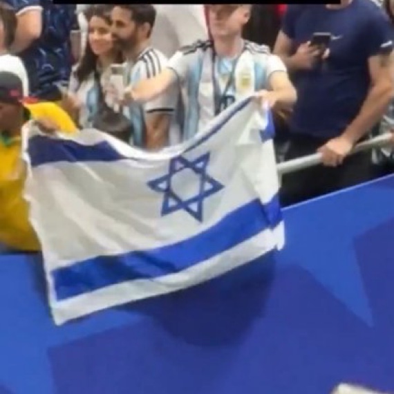 goalsside's tweet photo. 🚨🚨| Some Argentine fans displayed an Israeli flag aimed at Egypt manager Hossam Hassan, following his public support for Palestine. 🇪🇬🇵🇸 https://t.co/6aU4KaPXNc