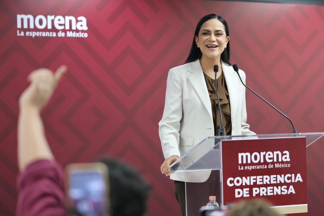 A_MontielR's tweet photo. En conferencia de prensa del @PartidoMorenaMx:

✅ Felicitamos a @miseleccionmx por su participación en el #Mundial2026.

✅ Destacamos los avances del Gobierno de nuestra presidenta @Claudiashein en salud, seguridad y economía, así como el Plan Michoacán.

✅ A 20 años del fraude electoral, se contrastaron los gobiernos de @lopezobrador_ y @FelipeCalderon, resaltando los resultados de la Transformación frente a un periodo marcado por la violencia.

✅ @AaronEnrGar, secretario nacional de #JóvenesDeMorena, anunció la convocatoria del Tercer Campamento Nacional de Formación Política.

✅ Informamos que las Asambleas Informativas en Defensa de la Transformación y la Soberanía Nacional continúan en todo el país.

#HumanismoMexicano
#PrimeroLosPobres