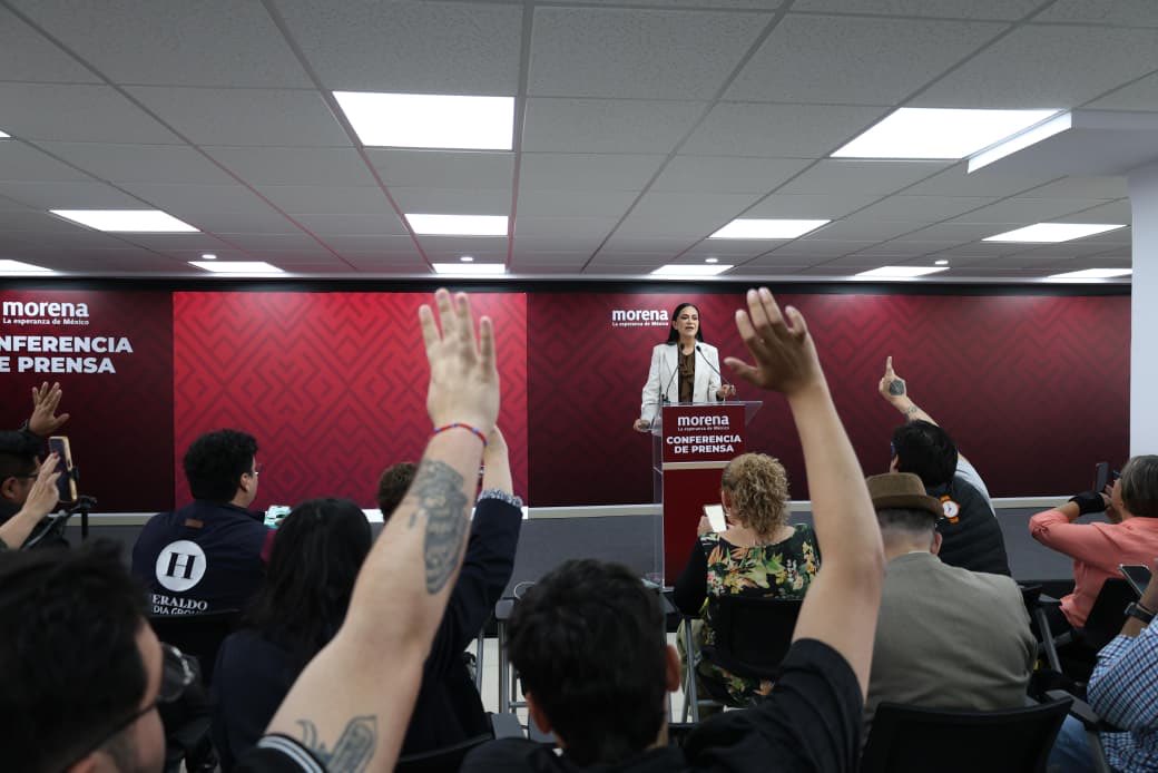 A_MontielR's tweet photo. En conferencia de prensa del @PartidoMorenaMx:

✅ Felicitamos a @miseleccionmx por su participación en el #Mundial2026.

✅ Destacamos los avances del Gobierno de nuestra presidenta @Claudiashein en salud, seguridad y economía, así como el Plan Michoacán.

✅ A 20 años del fraude electoral, se contrastaron los gobiernos de @lopezobrador_ y @FelipeCalderon, resaltando los resultados de la Transformación frente a un periodo marcado por la violencia.

✅ @AaronEnrGar, secretario nacional de #JóvenesDeMorena, anunció la convocatoria del Tercer Campamento Nacional de Formación Política.

✅ Informamos que las Asambleas Informativas en Defensa de la Transformación y la Soberanía Nacional continúan en todo el país.

#HumanismoMexicano
#PrimeroLosPobres
