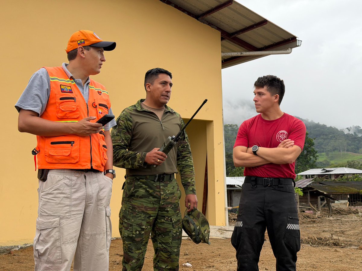 MinGobiernoEc's tweet photo. La respuesta continúa en Zamora Chinchipe.

Seguimos en territorio, junto a las familias afectadas por el aluvión en la parroquia Guadalupe, brindando atención, entregando ayuda humanitaria y escuchando sus necesidades. https://t.co/peWWmwnVMS