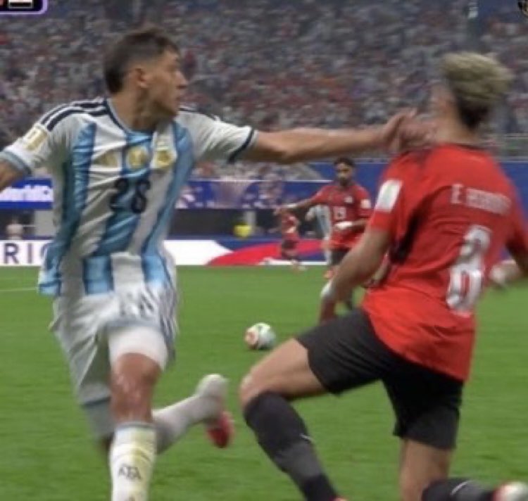 WeillClaude's tweet photo. #EGYARG Comme je ne suis pas conspi, je ne dirai pas que les situations litigieuses sont systématiqt arbitrées en faveur des Argentins, mais c’est quand même vachement bien imité.

Et la VAR devait être en rideau quand Molina a mis 1 beigne à Ashour que 2 Mrds de terriens ont vue https://t.co/PGd09eHY3p