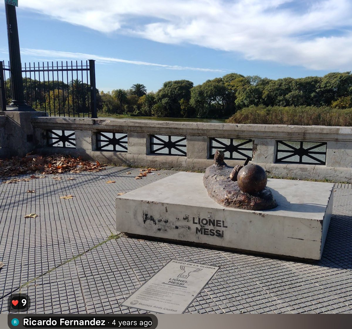 HereComesTheOne's tweet photo. I visited the G.O.A.T. #Messi statue in Buenos Aires 2017.
I 👀ed on @googlemaps 🗺️ &amp; It's now permanently closed.
2nd image is from 4years ago on @googlemaps 🗺️😢 https://t.co/SeyVlTPq0P