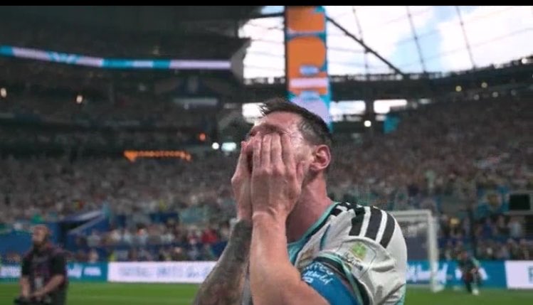 01blvckline's tweet photo. Messi 🐐 https://t.co/LIi5PdUnen