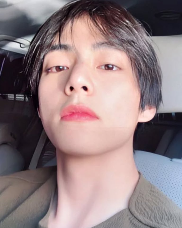 taesfresita's tweet photo. me and husband :3

#ARSD #ARMYSelcaDay #TAEHYUNG https://t.co/3HTzjhJiMk