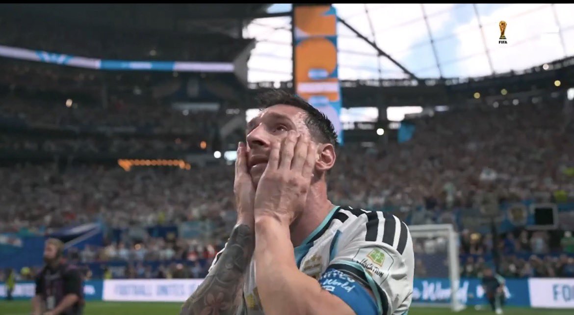 kingk4_'s tweet photo. Thank you @lionelmessi for making football beautiful man.thank you https://t.co/fGGE3DqgxD