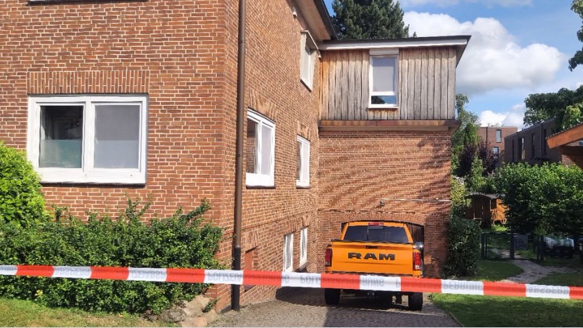 FrauHodl's tweet photo. Stade 

Merkwürdig ist das schon. Wer noch?

Auf dem Bild steht ein orangefarbener RAM-Pickup direkt vor dem Haus, an dem die tödliche Tat stattgefunden hat.

So ein Fahrzeug ist in Stade nun wirklich nicht unauffällig: groß, orange, US-Car-Optik. Das merkt man sich.

Und auch finanziell ist das kein normales Alltagsauto: Je nach Tankgröße und Benzinpreis kostet eine volle Tankfüllung grob 180 bis 265 Euro.

Ich behaupte damit nicht, wem das Fahrzeug gehört oder wer es gefahren hat. Aber genau deshalb die Frage: Wer hat diesen orangefarbenen RAM in Stade noch gesehen — und wann?

Quelle: .@BirGaertner