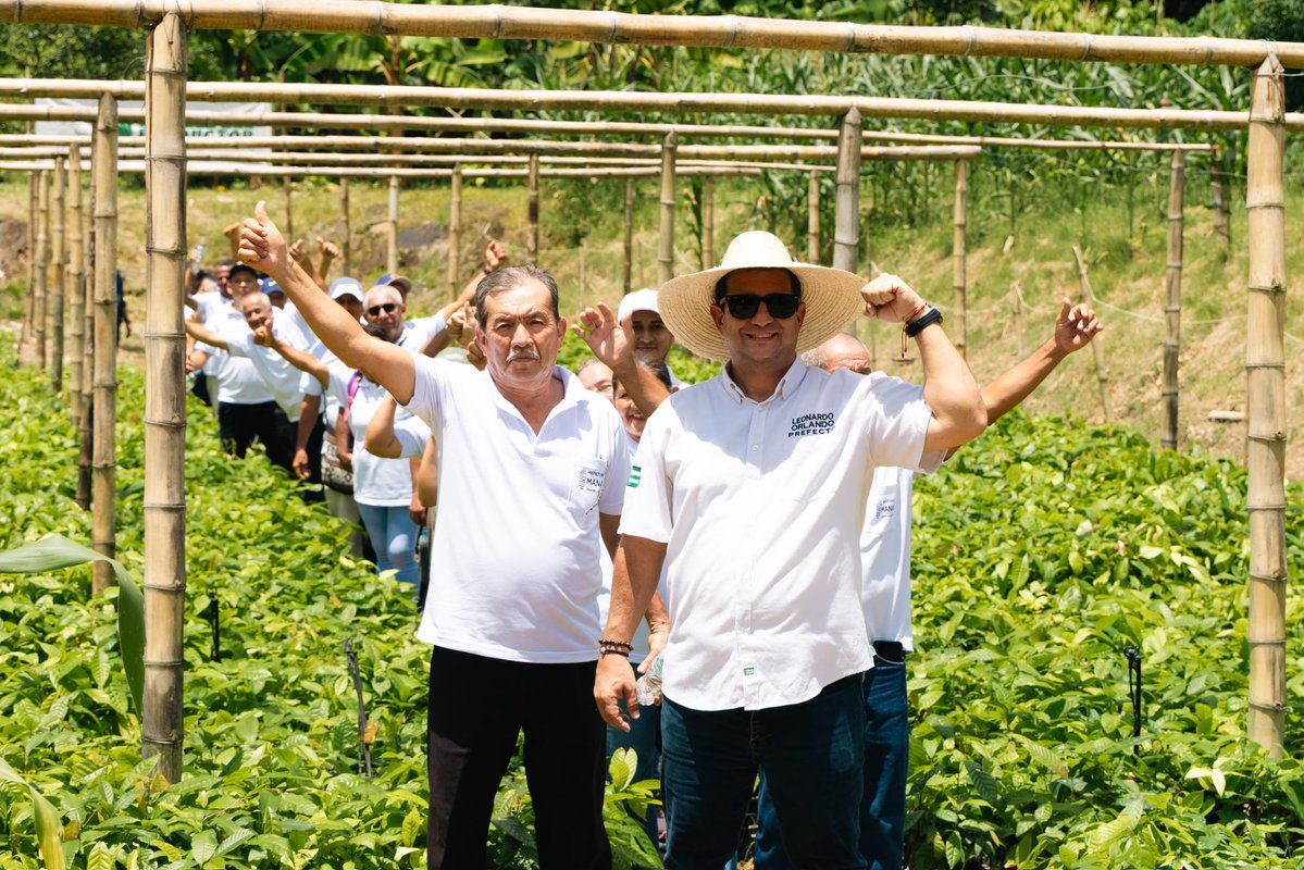 Leoorlandoa's tweet photo. 📊Según datos de la @ONU_es la expansión agrícola es el motor directo de casi el 90% de la deforestación mundial.

🍃Gracias a nuestras 438 escuelas del productor con 14.324 beneficiarios, realizamos 4.500 estudios de suelo en articulación con la ESPAM; y se vienen 3.300 análisis más.

Nuestro objetivo:
✅Examinar la calidad del suelo con sus macro y micro elementos
✅Promover buenas prácticas de manejo en los cultivos

¿Para qué sirve?
✅Para dar acompañamiento técnico a nuestros productores incentivando la elaboración de biofertilizantes y disminuir la dependencia de agroquímicos, especialmente para la sostenibilidad de los cultivos de cacao que representan más del 70% de nuestras Escuelas del Productor. 

✊🏽En el #DíaMundialdelCacao y el #DíaInternacionalDeLaConservaciónDeLosSuelos reafirmamos nuestro compromiso con la aplicación de nuestra Política Provincial Agroecológica y nuestra Ordenanza que institucionaliza la Agenda de Cacao Sostenible y Libre de Deforestación en Manabí.