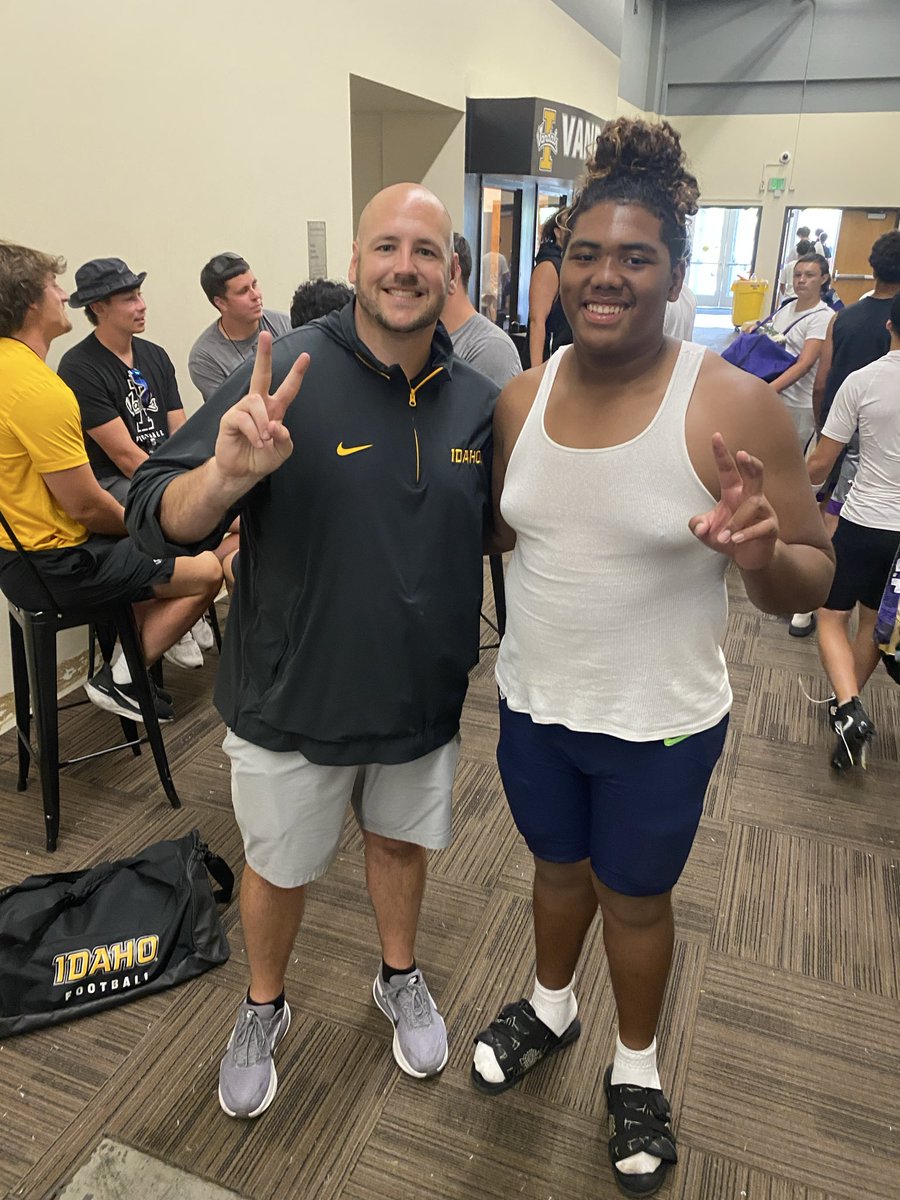 DizzoPerry's tweet photo. Thank you to @COACHMALO_ 
@CoachEndsley77 
@coachTyPaopao @CoachTFord 
Blessed and honored to meet you guys, and to be coached by you guys
@dreeves44 
@CoachOga https://t.co/od71LyA0g5