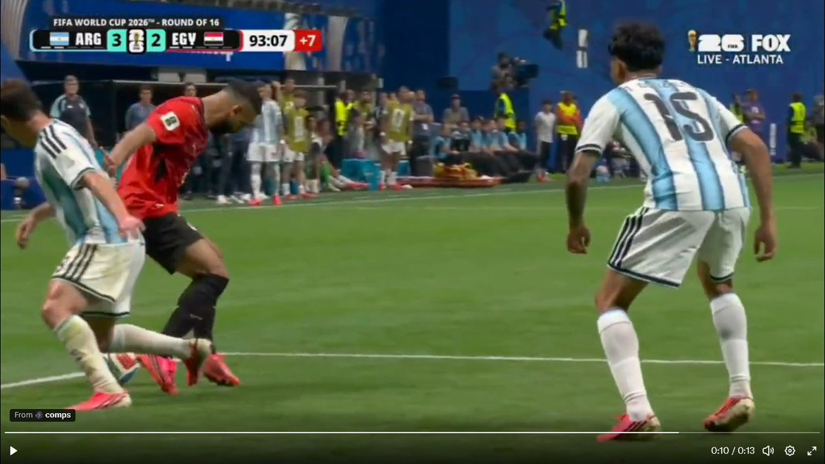 FacundoBonella's tweet photo. @MDevDefe @jorgegogdl Si ves en video el egipcio cuando pierde la pelota se frena y clava la punta del botín en el pasto. Al seguir el movimiento por inercia toca el botín del argentino, se gira y pierde el equilibrio.  parece que lo engancha pero el arg. retira el pie hacia atrás y al costado.+ https://t.co/ud36QZKepY