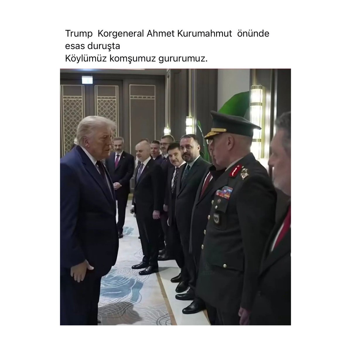 bosunatiklama's tweet photo. Trabzonlu bir köy grubunda yapılan paylaşım:

"Trump, Korgeneral Ahmet Kurumahmut önünde esas duruşta. Köylümüz, komşumuz, gururumuz." https://t.co/MAWPKMy5nO
