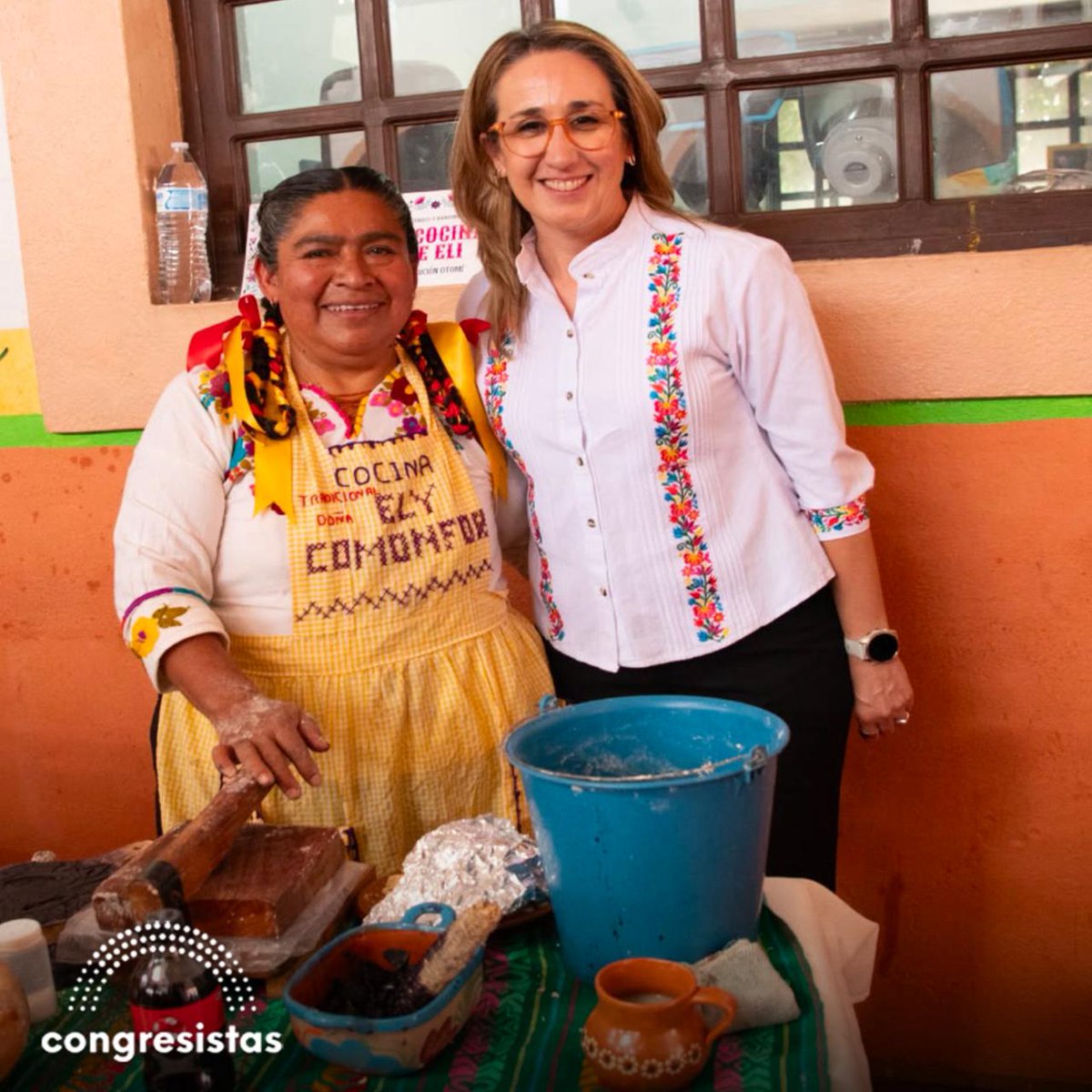 CongresistasMex's tweet photo. ¡Kikis Magaña [@kikismf] pone a los pueblos originarios en el centro de la agenda ambiental!

La senadora del PVEM [@partidoverdemex] afirma que los saberes ancestrales son clave para enfrentar los retos ambientales actuales, destaca que proteger la naturaleza también significa preservar la identidad, la cultura y la vida comunitaria.

Nota: 📑 https://t.co/SEQhFO35X9 

Durante el conversatorio "Raíces que nos unen: saberes ancestrales para vivir en armonía", realizado en Comonfort, artesanos, guardianes del maíz y portadores de tradiciones coincidieron en un mensaje: sin tierra, semillas y agua, no hay futuro.