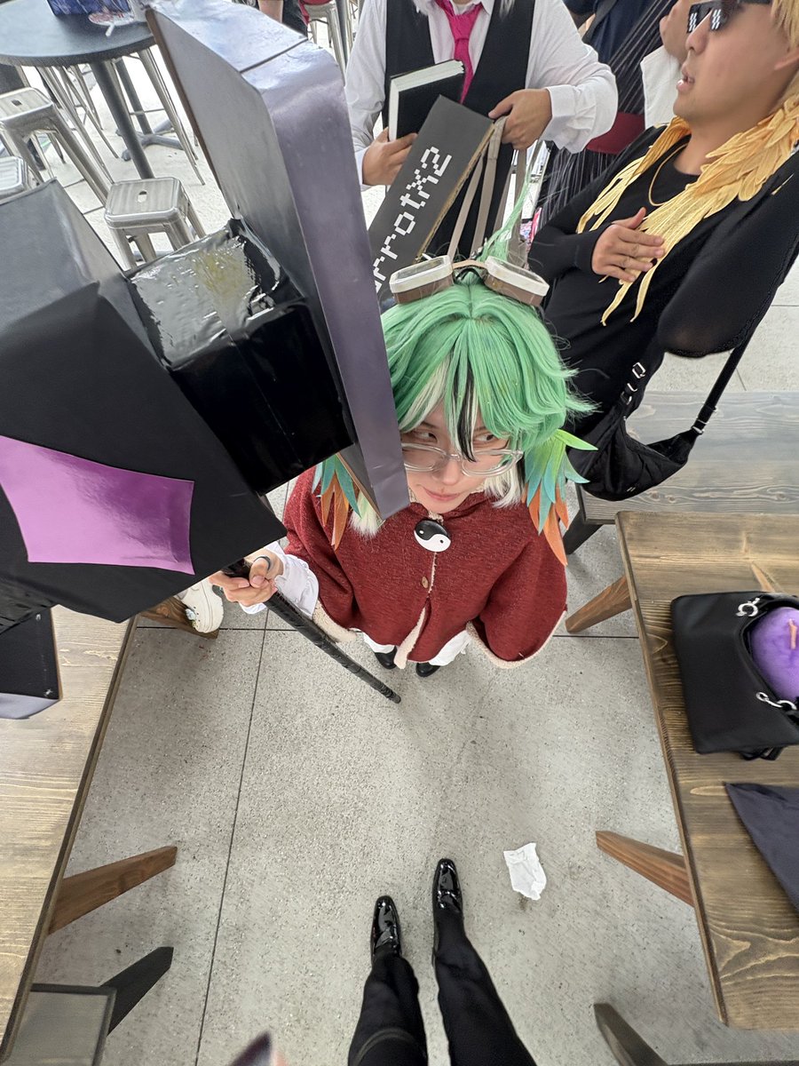 machitan_7's tweet photo. HELLO UNSTABLE UNIVERSE!! parrot was so fun to cosplay and my group was very epic… it’s (literally) all your(s) fault!! 

lol i got to AX and immediately my totem fell off my body somewhere 😭 popped

#unstablesmp #parrotx2 https://t.co/3Y3gweqk8j