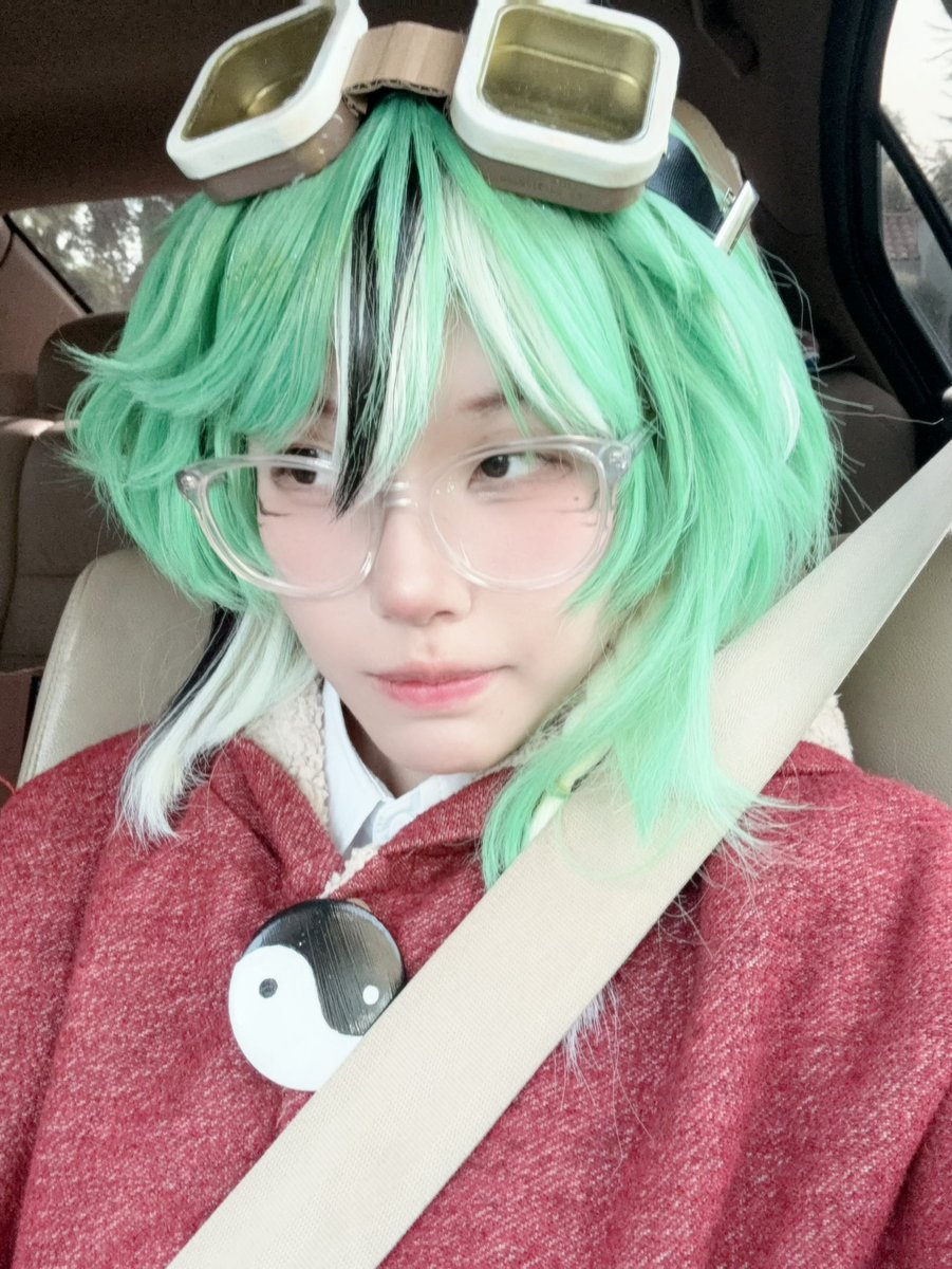 machitan_7's tweet photo. HELLO UNSTABLE UNIVERSE!! parrot was so fun to cosplay and my group was very epic… it’s (literally) all your(s) fault!! 

lol i got to AX and immediately my totem fell off my body somewhere 😭 popped

#unstablesmp #parrotx2 https://t.co/3Y3gweqk8j