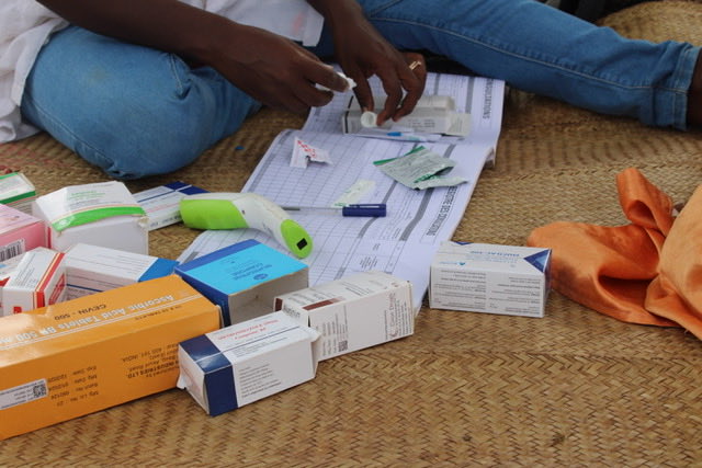 Don_du_Choeur's tweet photo. 🏥🇲🇬 À Andohasatra, un suivi santé accompagne les élèves et leurs familles.
Parce qu'apprendre commence aussi par prendre soin de soi. 🌱❤️
#DonDuChoeur #Madagascar #Santé #Éducation https://t.co/Th4lexPb9V