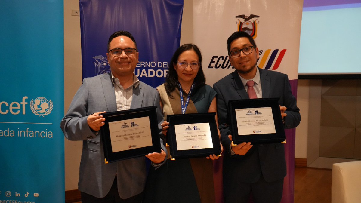IESSec's tweet photo. Los Hospitales General Riobamba y el @IESS_HQSUR 🏥 obtuvieron el primer y segundo lugar en el concurso "Institucionalizando la Seguridad del Paciente", organizado por @Acess_Ec .

Autoridades del IESS recibieron este reconocimiento y destacaron esta iniciativa que busca  fortalecer la calidad de los servicios de salud,  seguridad del paciente y la implementación de buenas prácticas asistenciales. 🩺🧑🏻‍⚕️