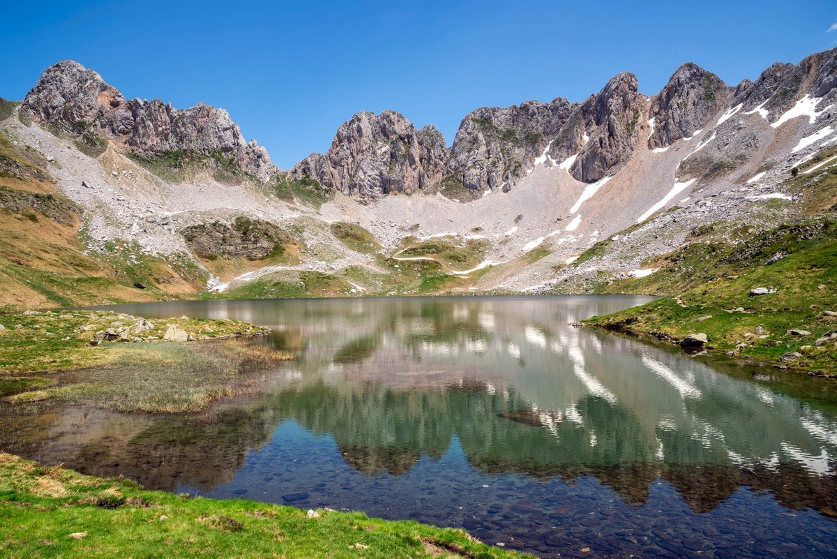 Huesca_LaMagia's tweet photo. ¡Qué maravilla el Ibón de Acherito! 💦🌼 Un espejo de agua rodeado de cimas rocosas que invita a parar y contemplarlo todo 😍✨

⚠️ En tus salidas a la montaña planifica, prepárate y actúa con precaución para salir con seguridad y disfrutar al 100%. https://t.co/qffeXB0gBS