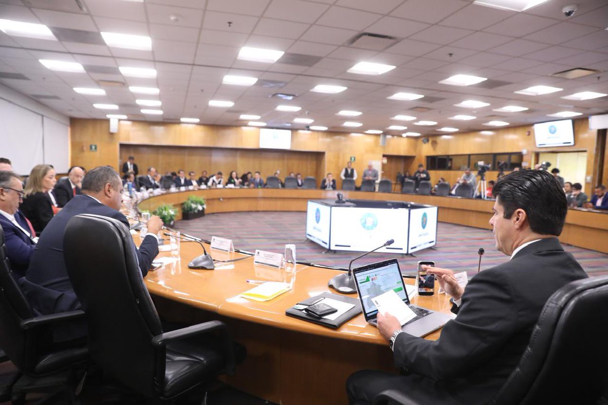 GPPRIDiputados's tweet photo. En reunión de trabajo con el titular de la Secretaría de Infraestructura, Comunicaciones y Transportes, nuestro diputado @humbertoambriz presentó proyectos prioritarios para fortalecer la infraestructura carretera de Aguascalientes.

Solicitó acelerar obras de mantenimiento, modernización y seguridad vial en distintos tramos federales, con el objetivo de reducir accidentes, mejorar la movilidad e impulsar el desarrollo de las familias y los sectores productivos del estado.

En el PRI seguiremos gestionando infraestructura que salve vidas, fortalezca la conectividad y contribuya al crecimiento de México.