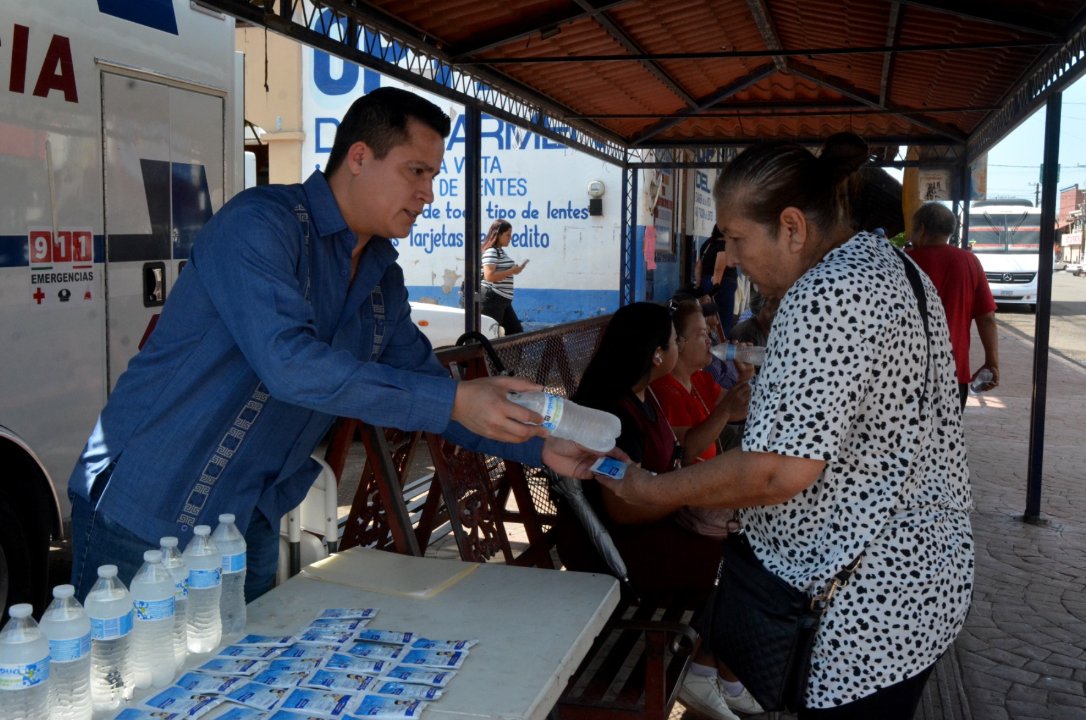PuntoMedioNews's tweet photo. 🚨 #AlertaClima | Llama Protección Civil de #Navojoa a protegerse de temperaturas superiores a 44°C. Exhortan a evitar exposición solar de 11 AM a 4 PM.
Por instrucción del alcalde Jorge Elías Retes, se activan módulos de hidratación gratuita con agua y suero en el centro. ☀️💧 https://t.co/PHKIT6uDbN