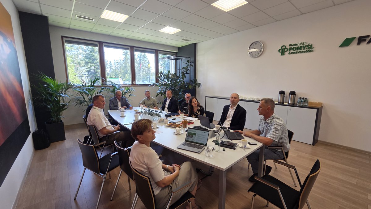 JozefHernik's tweet photo. Wizyta w firmie FAKRO
Rozmowy o wspólnych projektach badawczo-rozwojowych, praktykach i stażach dla studentów oraz rozwoju programu Ambasador Marki FAKRO Student. Ponadto, dyskutowano o gospodarce obiegu zamkniętego, GO GREEN i projektowaniu uwzględniającym aspekty środowiskowe. https://t.co/Y4hxWqZsxT