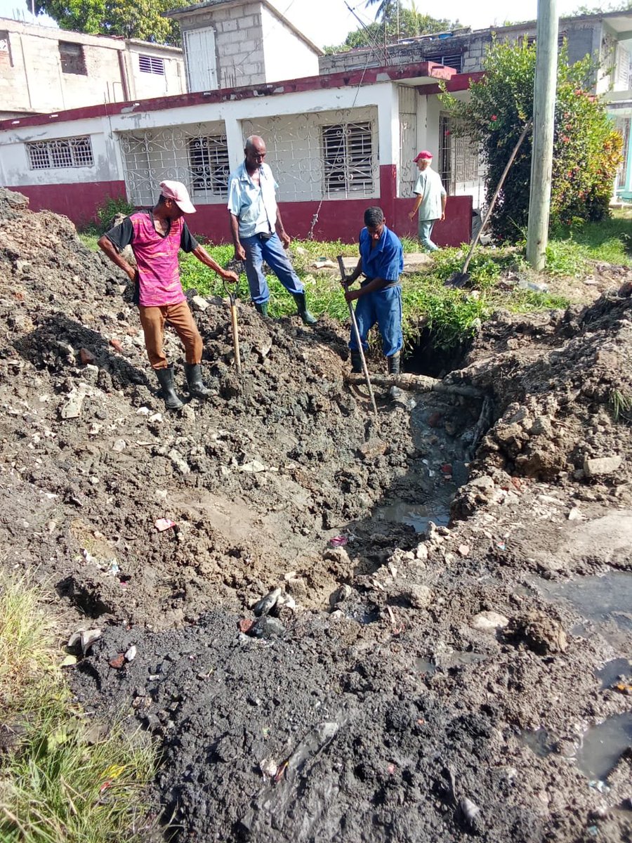 eaagtm's tweet photo. Continúan los trabajos en el Sur de la ciudad de Guantánamo,  en la  calle 4 Sur y el  5 Oeste, se restablecen las acomeridas  de agua potable dañadas durante el cambio de tramo de alcantarillado. #EAAGuantánamo. #AySCuba. #INRHCuba. https://t.co/qoMcKZeeZU