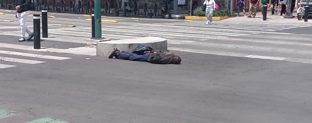 AraguMy's tweet photo. @AlessandraRdlv Este indigente va a provocar un accidente en el cruce de Jesús García y Luis Donaldo Colosio. https://t.co/fQo1r0IbpB