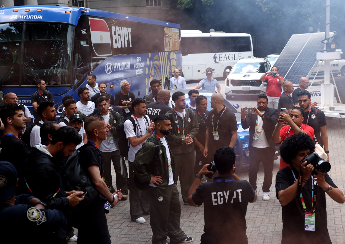 mozizo_'s tweet photo. الجماهير حاضرة لدعم المنتخب 🫡
محمد صلاح ولاعبو منتخب مصر لدى وصولهم إلى مقر إقامتهم بعد نهاية مشوارهم في مونديال 2026 🇪🇬 https://t.co/mW5tlP6BAO