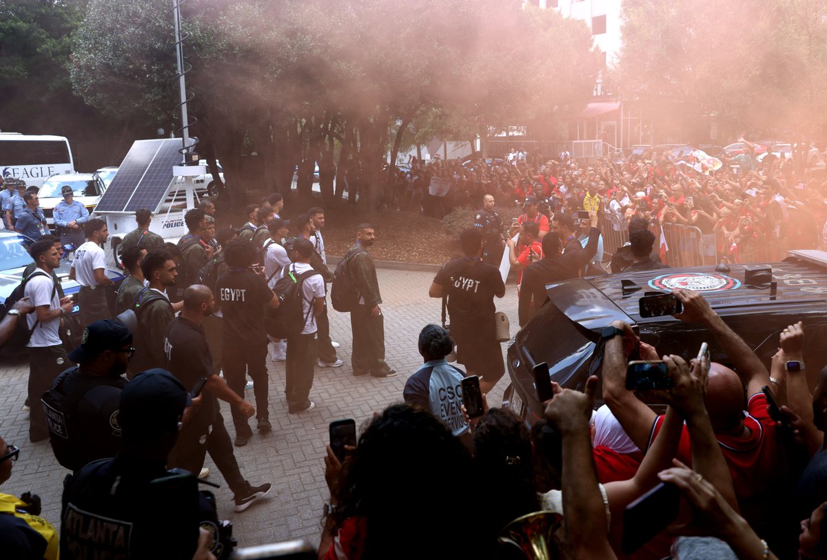 mozizo_'s tweet photo. الجماهير حاضرة لدعم المنتخب 🫡
محمد صلاح ولاعبو منتخب مصر لدى وصولهم إلى مقر إقامتهم بعد نهاية مشوارهم في مونديال 2026 🇪🇬 https://t.co/mW5tlP6BAO