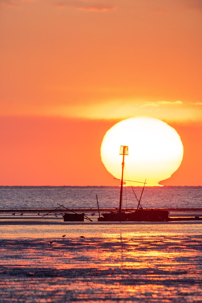 LiverpoolVista's tweet photo. A glorious Omega sunset over Liverpool Bay. Goodnight folks. https://t.co/8impfGqvpR
