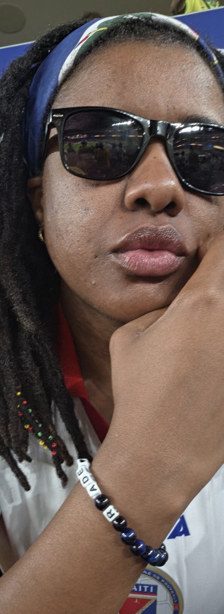 poupinart's tweet photo. M konnen nou te fè kòmsi nou pa wè braslè m. 🤭😁 https://t.co/iYQLJcUPMd