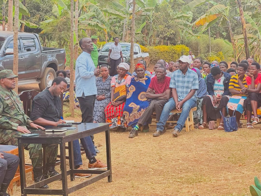 KayonzaDistrict's tweet photo. Kuri uyu wa Kabiri, mu Mirenge yose y'Akarere hateraniye inteko z'abaturage. Umuyobozi w'Akarere w’Agateganyo, Hategekimana Fred, ari kumwe n'inzego z'umutekano, bifatanyije n'abaturage b'Umurenge wa Nyamirama, mu nteko yateraniye mu Kagari ka Gikaya. https://t.co/Ee93D3oCJ0