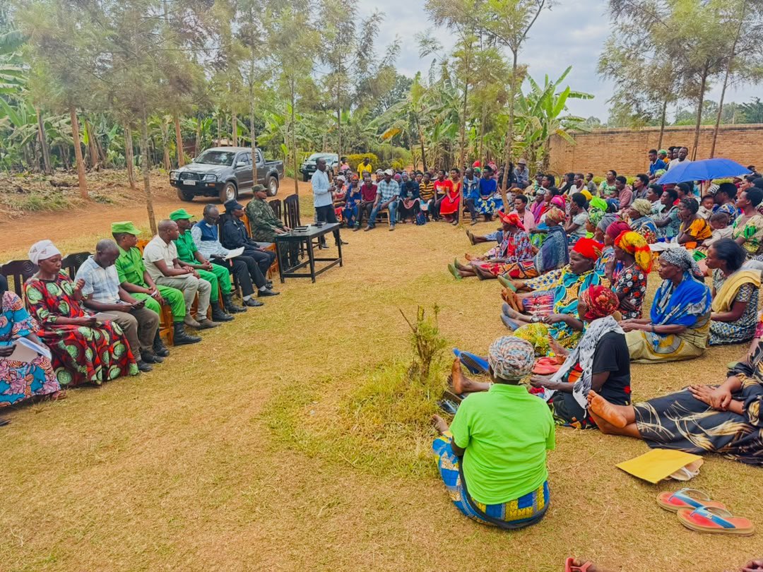KayonzaDistrict's tweet photo. Kuri uyu wa Kabiri, mu Mirenge yose y'Akarere hateraniye inteko z'abaturage. Umuyobozi w'Akarere w’Agateganyo, Hategekimana Fred, ari kumwe n'inzego z'umutekano, bifatanyije n'abaturage b'Umurenge wa Nyamirama, mu nteko yateraniye mu Kagari ka Gikaya. https://t.co/Ee93D3oCJ0